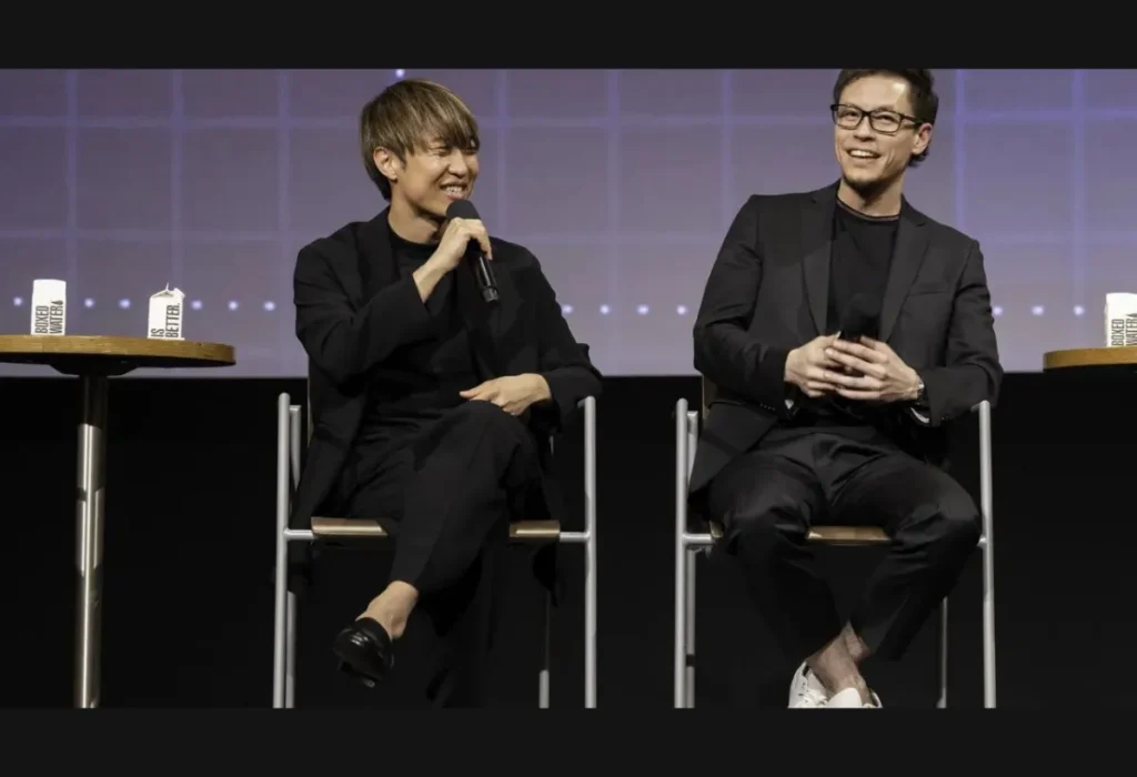 Terceira Temporada de Solo Leveling: Tudo Sobre a Continuação Épica 7 O produtor Sota Furuhashi, da Aniplex, em um evento da Crunchyroll discutindo o status da Terceira Temporada de Solo Leveling.