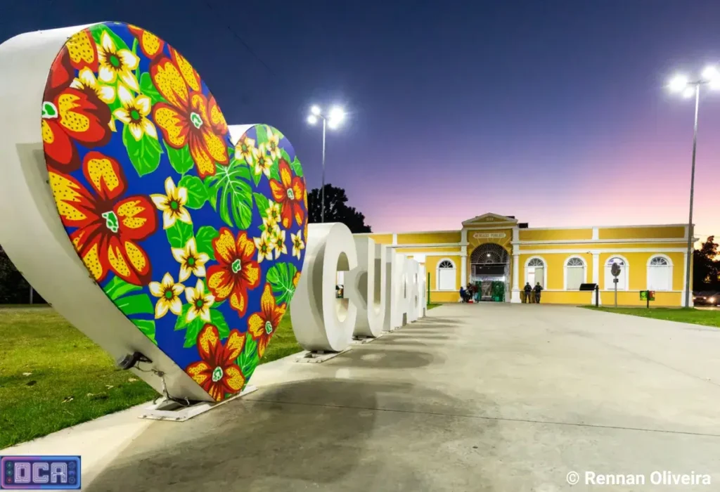 Guia Definitivo: A Feira Cultural do Japão em Cuiabá (CBA) 2026 3 Monumento "Eu Amo Cuiabá" em frente ao Museu do Rio, sinalizando o local de acesso e a logística para os visitantes da Feira Cultural do Japão 2026.