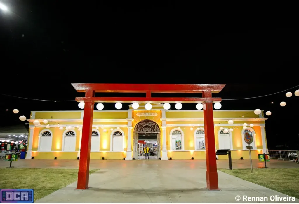 Guia Definitivo: A Feira Cultural do Japão em Cuiabá (CBA) 2026 2 Vista noturna do Museu do Rio em Cuiabá decorado com elementos da cultura japonesa, como o Torii e lanternas brancas, para a Feira Cultural do Japão 2026.