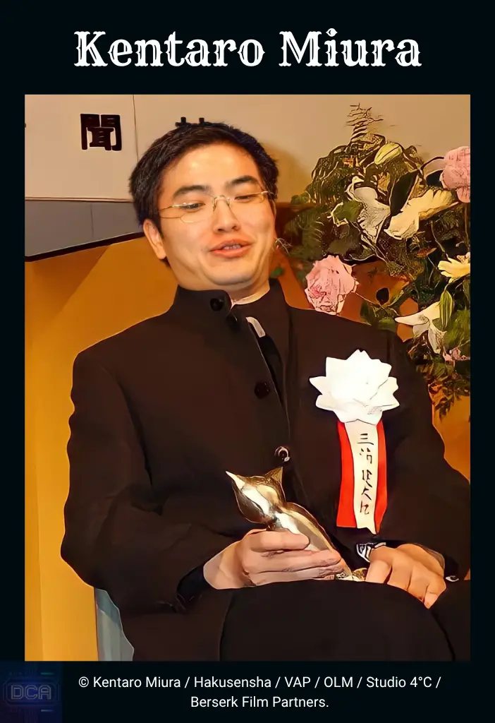 O mestre mangaká Kentaro Miura sorrindo em um evento formal enquanto segura um prêmio, simbolizando o gênio criativo por trás do universo analisado em nosso Guia completo Berserk.