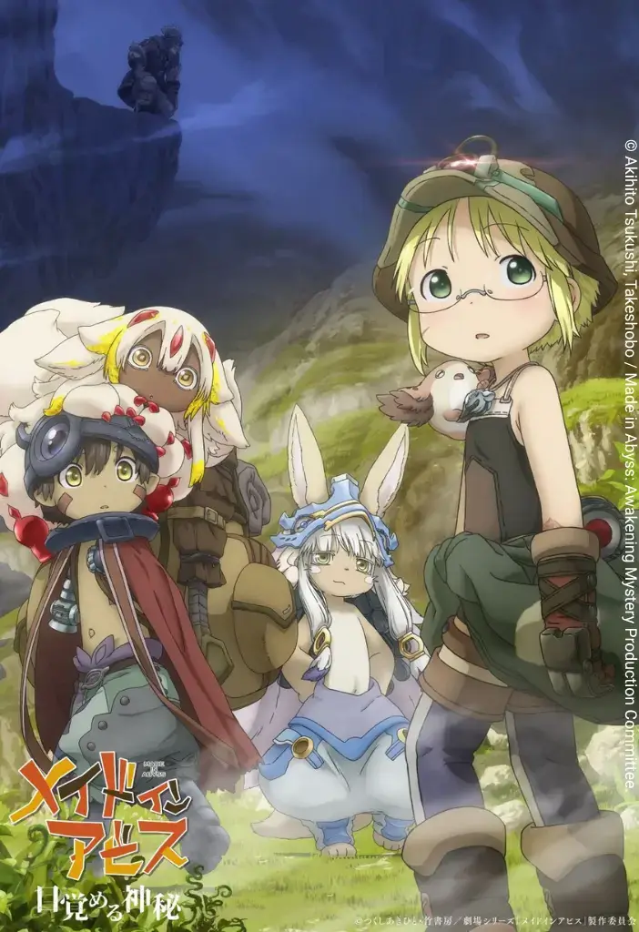 O banner revela os personagens principais, (Faputa & Reg (Esquerda) ➔ Nanachi (Centro) ➔ Riko (Direita), explorando as encostas rochosas do abismo sob a observação de uma figura misteriosa ao fundo, ilustrando a tensão iminente em Made in Abyss: Awakening Mystery.